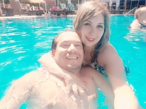 Vásquez junto a su pareja, disfrutando de las vacaciones pokeras.